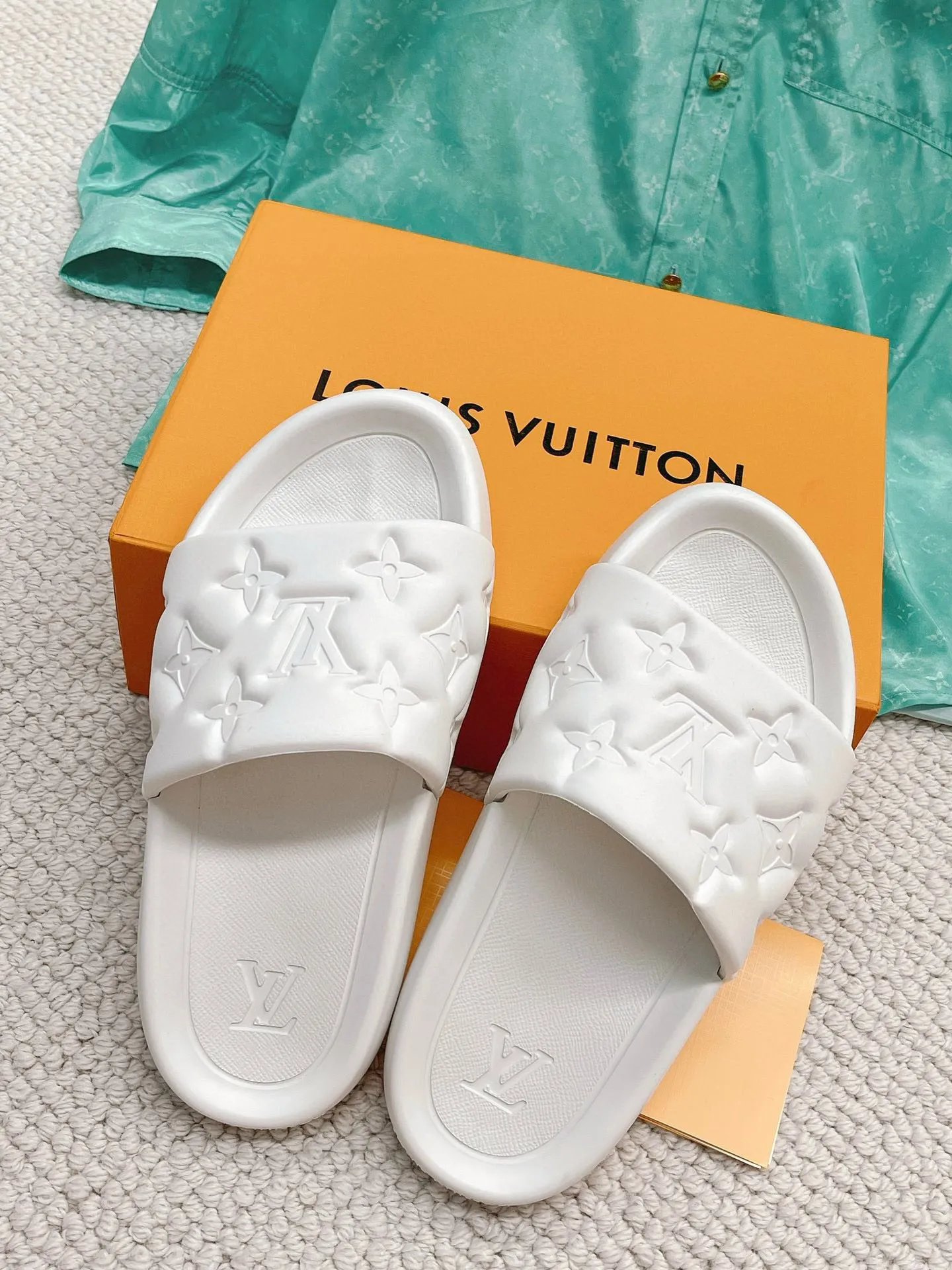 Factory price: 260💰【𝐋𝐕 Slippers】▪️Shoe size: Men's 38-45 ▪️Packaging: Counter top quality~original packaging 𝟐𝟎𝟐3 Louis Vuitton counter's new embossed slippers, L's monogram embossed slippers, Waterfront sandals are back, the upper buckle is embossed with LV's iconic Monogram pattern. Made of waterproof rubber with a comfortable and resilient insole. The lightweight, flexible outsole is embossed with the Louis Vuitton logo. ▪️Fabric: Original molded rubber foam surface ▪️Technology: embossed logo ▪️Sole: Original molded rubber foam outsole ▪️Sole thickness: 3CM.